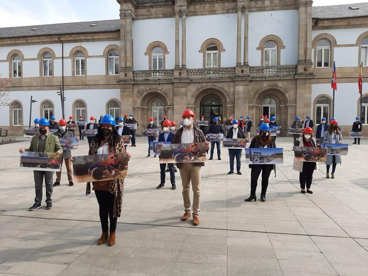 Protesta dos 32 alcaldes do PP de Lugo diante da Deputación para protestar por "o estado de abandono" de estradas provinciais. / Europa Press