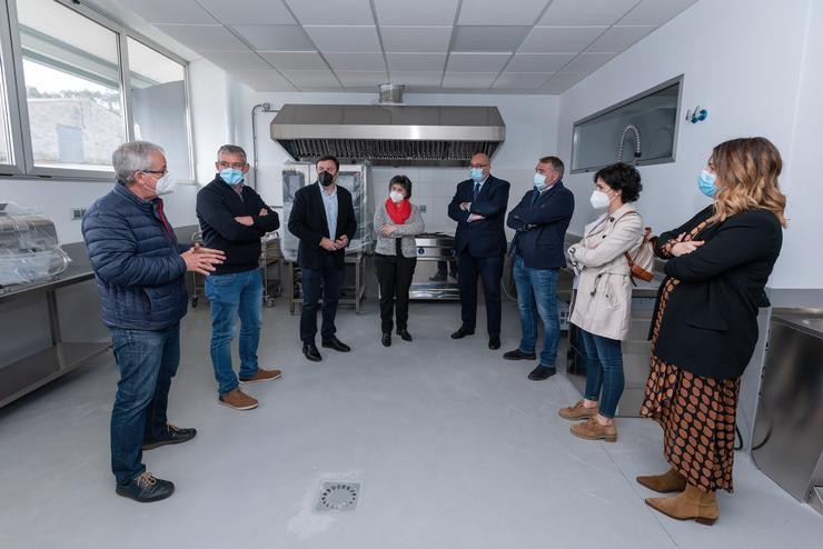 Alcaldes e presidente da Deputación durante a visita  a un centro  de Moeche.. CESAR GALDO PAZ 