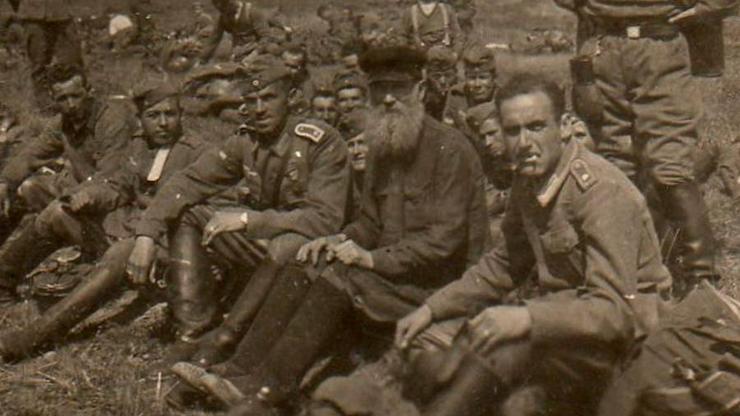 Grupo de divisionarios galegos cun labrego ruso, fronte de Leningrado, verán de 1943. No centro, o sarxento estradense Lino Nogueira. Foto CCG