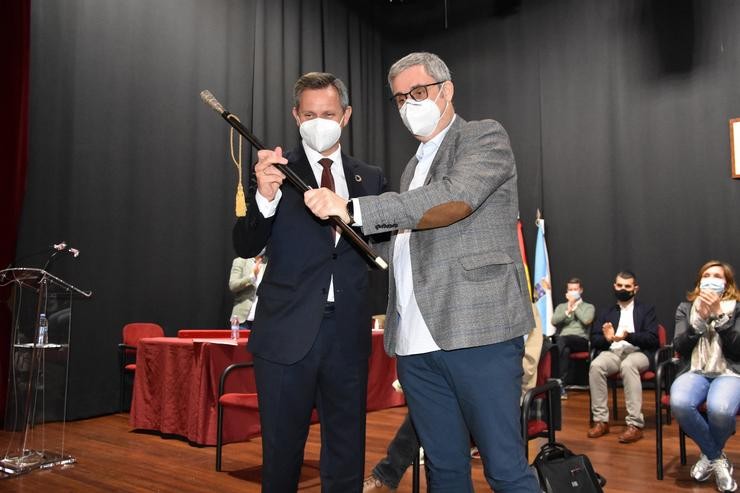 O novo alcalde de Ames, Blas García, recibe de mans do seu predecesor, José Miñones, o bastón de mando tras a votación en pleno da corporación. CONCELLO DE AMES 