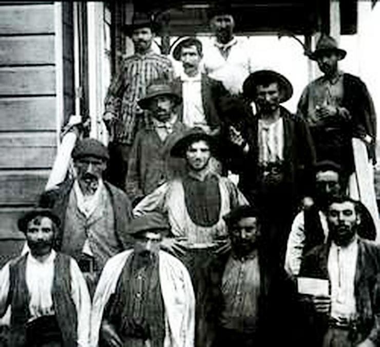 Un grupo dos milleiros de galegos que traballaron na construción da canle de Panamá. Imaxe do libro ‘Pro Mundi Beneficio: os traballadores galegos na construción da canle de Panamá (1904-1914)
