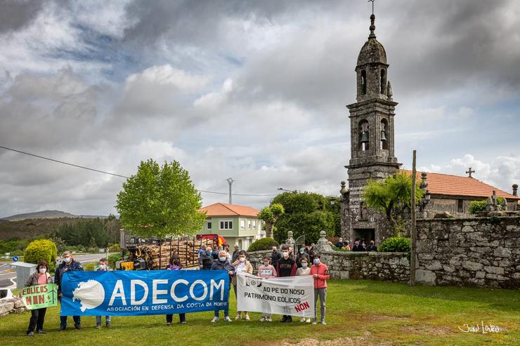 Concentración contra os parques eólicos diante da Igrexa de Berdoias 