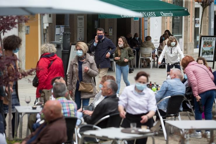 Varias persoas, na terraza dun bar a 9 de maio de 2021, en Ribadeo (Lugo).. Carlos Castro - Europa Press 