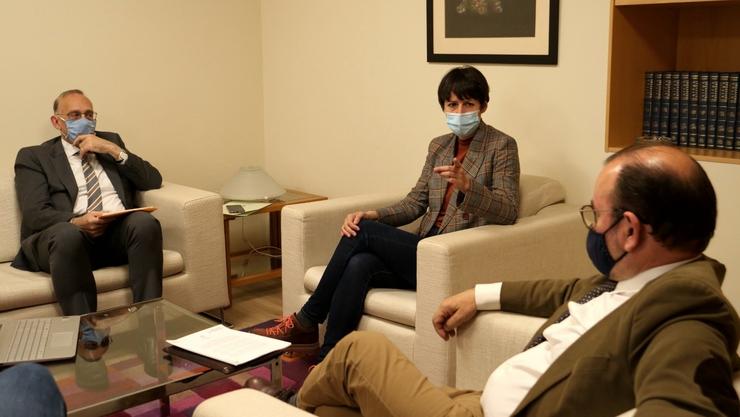 A portavoz nacional do BNG, Ana Pontón, e os reitores das universidades de Vigo (UVigo), Manuel Reigosa, e Santiago (USC), Antonio López, reúnense no Parlamento de Galicia. BNG / Europa Press