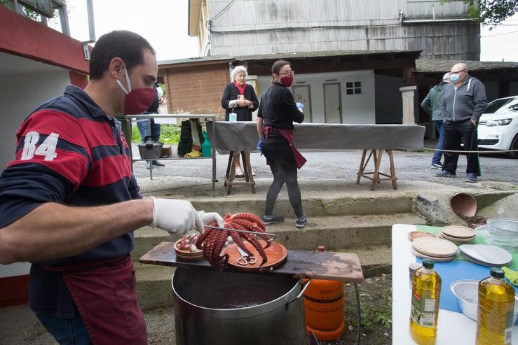 Arquivo - Posto ambulante de polbo á feira na tradicional Feira do 15 en Nadela (Lugo) durante a mañá do 15 de maio na Fase 1 da desescalada instalada polo Goberno a consecuencia do coronavirus. A tradicional Feira só contou en l. Carlos Castro - Europa Press - Arquivo 