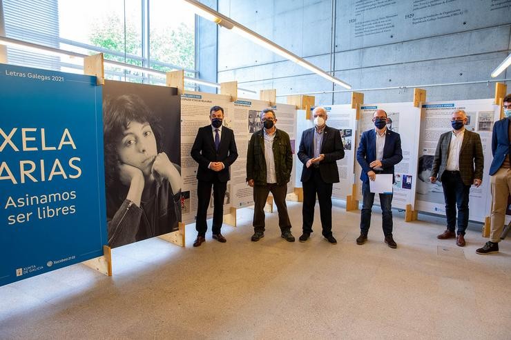 O conselleiro de Cultura, Educación e Universidade, Román Rodríguez, e o presidente da RAG, Víctor F. Freixanes, entre outras autoridades, inauguran a exposición 'Xela Arias. Asinamos ser libres' na Biblioteca Ánxel Casal de Santiago.. XUNTA 