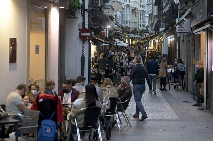 Terrazas de bares da Coruña o mesmo día en que entraron en vigor novas medidas na hostalaría galega, a 8 de maio de 2021 / M. Dylan - Europa Press.