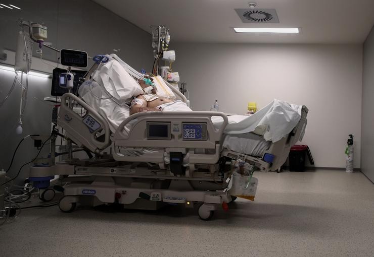 Un enfermo nunha cama da UCI do Hospital de Emerxencias Isabel Zendal, Madrid (España), a 20 de xaneiro de 2021.. Eduardo Parra 
