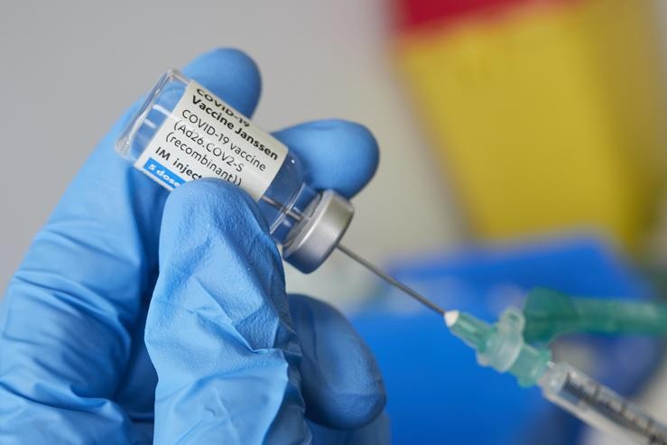 Unha profesional sanitaria sostén un viario coa vacina de Janssen contra a Covid-19 