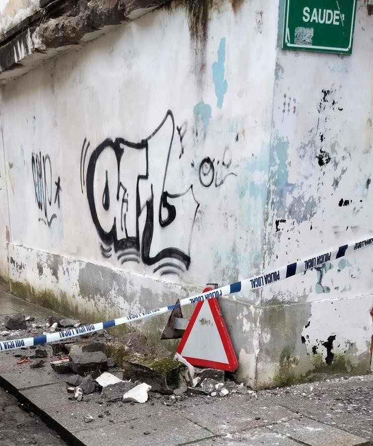 Restos dun derrubamento ligados ás actividades de Navantia por veciños do Barrio de Esteiro