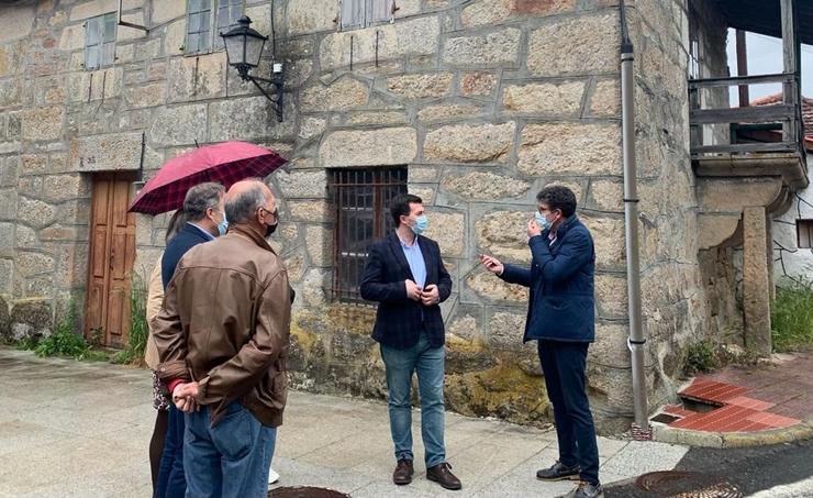 O secretario xeral do PSdeG, Gonzalo Caballero, visita Taboadela (Ourense) xunto ao alcalde, Álvaro Vila. PSDEG 