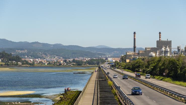 A biofábrica de Ence situada á beira da Ría de Pontevedra, separadas pola estrada que une á cidade de Pontevedra con Marín / Europa Press. 