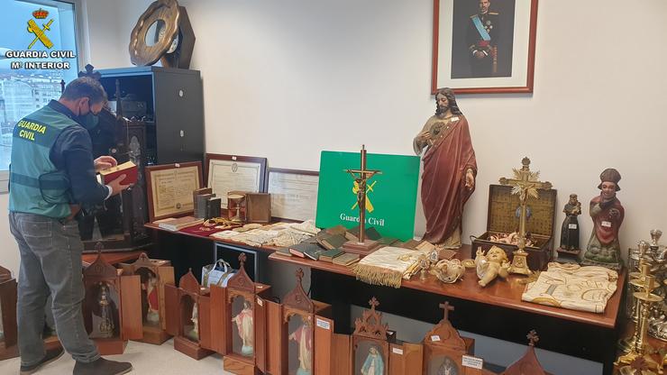 Elementos recuperados do roubo na igrexa de Vilanova de Arousa. GARDA CIVIL 