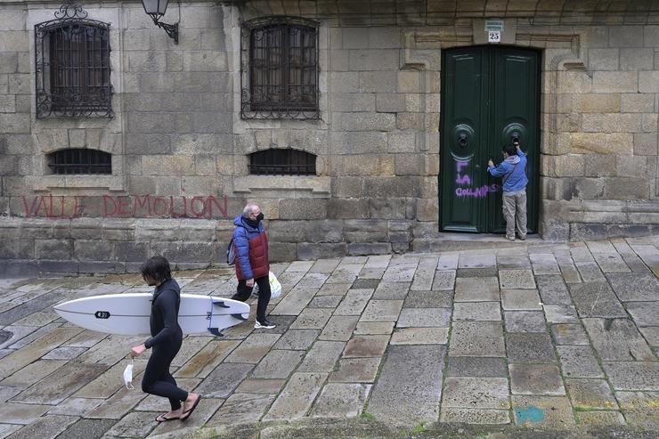 O coidador da Casa Cornide pecha a porta do inmoble, na Coruña / M. Dylan - Arquivo