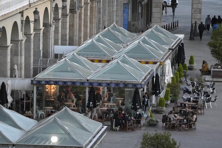 Terrazas de bares da Coruña o mesmo día en que entran en vigor novas medidas na hostalaría galega, a 8 de maio de 2021, na Coruña, Galicia, (España). Tras o fin do estado de alarma, a partir das 00.00 do día 9 de maio. M. Dylan - Europa Press