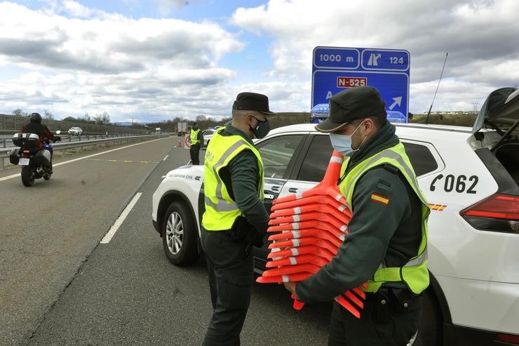 Arquivo - Dous axentes de Garda Civil realizan un control de mobilidade na autovía das Rías Baixas ou A-52, nas inmediacións de Vilavella, Redondela, Pontevedra, Galicia (España), a 26 de marzo de 2021.. Rosa Veiga - Europa Press - Arquivo