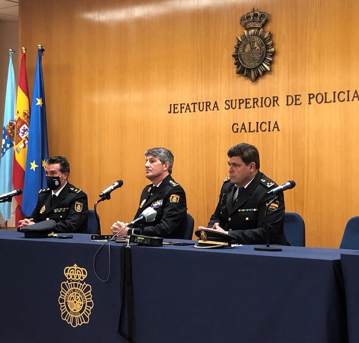 O comisario xefe da Policía Nacional da Coruña, Pedro Agudo, o Xefe de Brigada de Estranxeiría de Ferrol, Salvador Campoy, e o inspector da Policía Nacional Javier Saco. / Europa Press