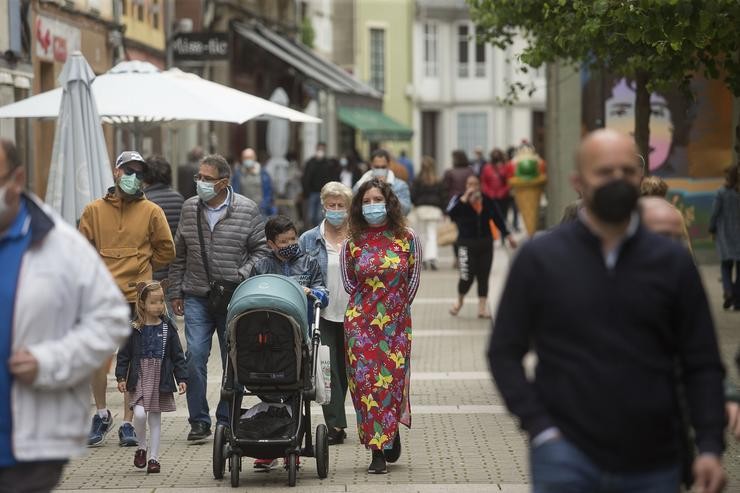 Varias persoas camiñan polo centro de Ribadeo, a 9 de maio de 2021, en Ribadeo, Lugo, Galicia (España). O segundo estado de alarma imposto polo Goberno de España para frear a pandemia do coronavirus finalizou ás 00:00 horas deste domin. Carlos Castro - Europa Press 