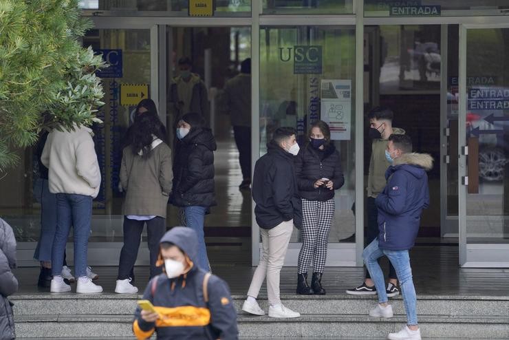 Arquivo - Alumnos saen da Facultade de Dereito en Santiago de Compostela.. Álvaro Ballesteros - Europa Press - Arquivo 