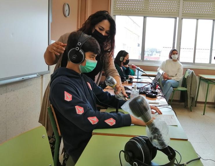 Alumnos do instituto CPI As Mirandas de Ares facendo un programa radiofónico - Fonte: cedida