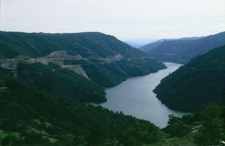 Encoro de Belesar, preto dos Peares.