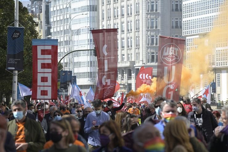 Decenas de persoas con bandeiras de sindicatos e fume durante unha manifestación convocada por varios sindicatos"en defensa do emprego, por un futuro industrial, contra a represión sindical en Alu Ibérica".. M. Dylan - Europa Press - Arquivo