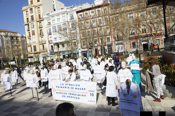 Arquivo - Profesionais sanitarios colocan maniquíes como signo de protesta durante o inicio dunha folga indefinida e completa convocada para máis de 5.000 médicos de Atención Primaria da Comunidade de Madrid, na Praza de Chamberí, fronte á Cons. Jesús Hellín - Europa Press - Arquivo