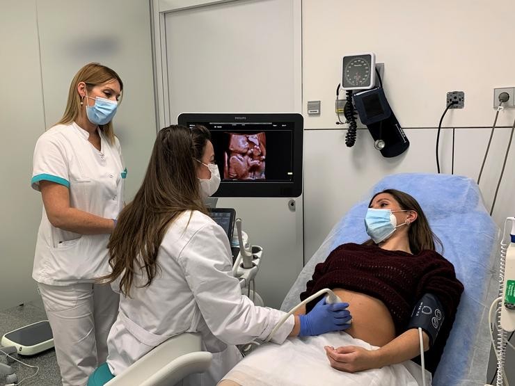 Arquivo - Atención a unha paciente en consulta de embarazo.. HOSPITAL QUIRÓNSALUD - Arquivo / Europa Press
