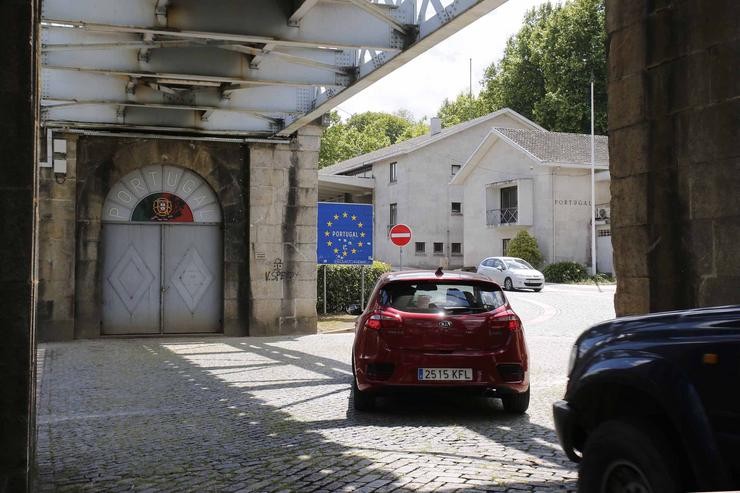 Vehículo con matrícula española entrando en Valença (Portugal) desde a ponte internacional sobre o Miño en Tui (Pontevedra),  tras a reapertura do paso fronteirizo o 1 de maio de 2021.. MARTA VÁZQUEZ / Europa Press