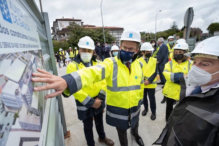 Ou titular do Goberno galego, Alberto Núñez Feijóo, acompañado dá conselleira de Infraestruturas e Mobilidade, Ethel Vázquez, e do conselleiro de Sanidade, Xullo García Comesaña, visita as obras de ampliación do CHUF. DAVID CABEZÓN @ XUNTA DE GALICIA 