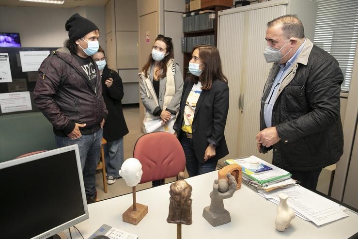 A alcaldesa da Coruña, Inés Rei, e a edil de Benestar Social, Yoya Neira, visitan a asociación Renacer. ANDY PEREZ 