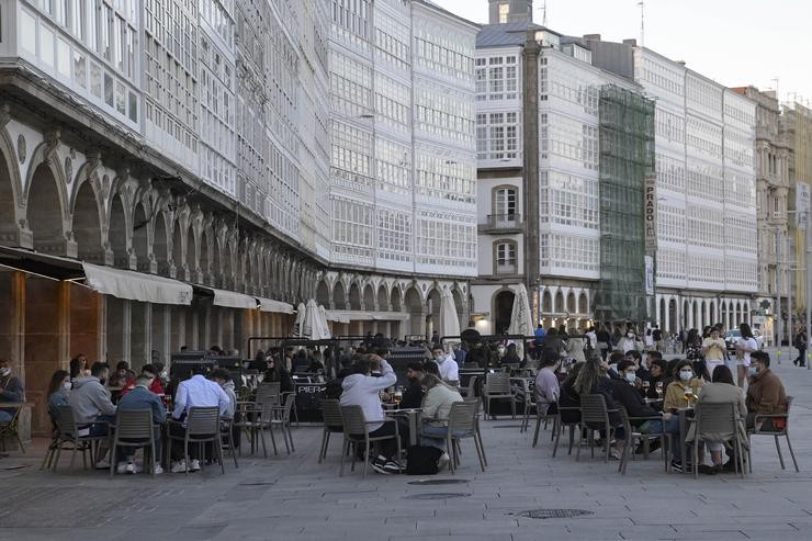 Terrazas de bares da Coruña o mesmo día en que entraron en vigor novas medidas na hostalaría galega, a 8 de maio de 2021 