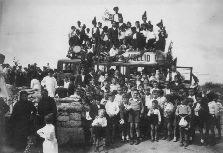 Escursión das crianzas de varias escolas de Carballedo en 1934 / Bisagras de Papel