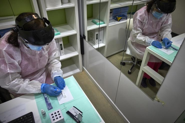 Unha farmacéutica comproba se a persoa á que lle realizou o test de antíxenos é positiva ou negativa por Covid-19 