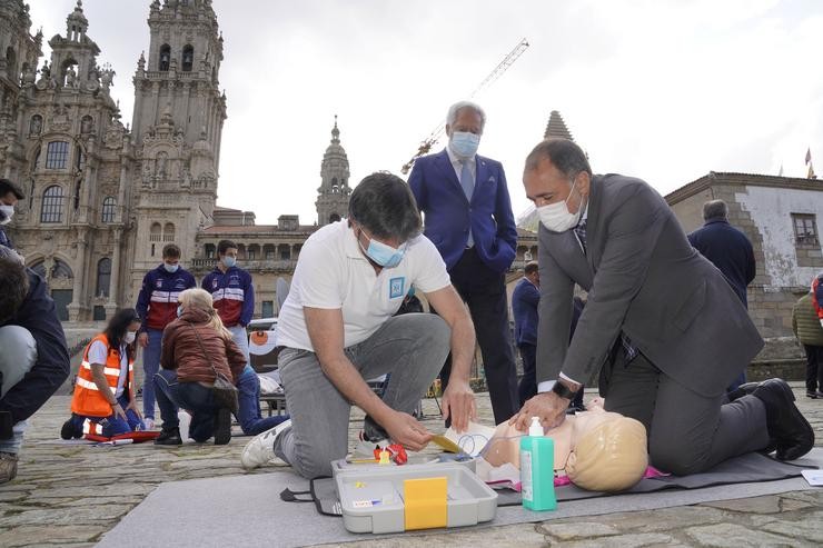 O conselleiro de Sanidade, Xullo García Comesaña, aprende a realizar manobras de reanimación cardíaca durante a Campaña 'Galicia cardioprotexida. Un Camiño con corazón', polo Día Mundial do Medicamento de Urxencia, na Praza do Obradoiro.. Álvaro Ballesteros - Europa Press 