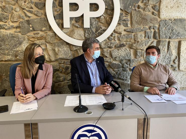 O portavoz do grupo municipal do PP en Vigo, Alfonso Marnotes (centro), xunto aos edís Teresa Egerique e Jesús Marco, nunha rolda de prensa.. GRUPO MUNICIPAL DO PP EN VIGO