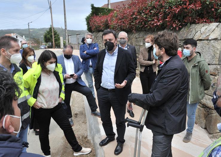 O presidente da Deputación da Coruña, Valentín González Formoso, e o alcalde de Arteixo, Carlos Calvelo, visitan distintas obras no municipio. TORRECILLA / Europa Press