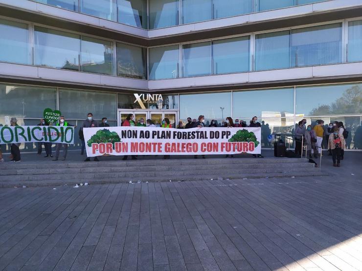Protesta de 'Ecoloxistas en Acción' diante da Xunta de Galicia. FONTE: Ecoloxistas en Acción.