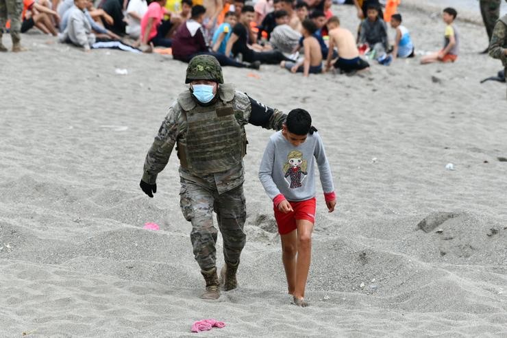 Un militar do Exército español acompaña un dos centos de nenos que entraron en Ceuta de forma irregular / Antonio Sempere - Europa Press.
