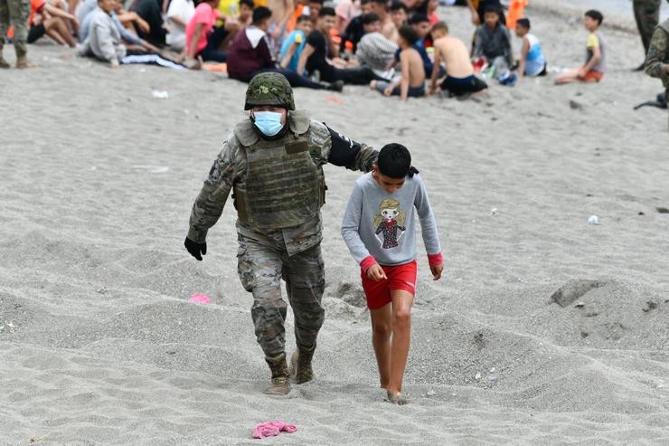 Un militar do Exército español acompaña un dos centos de nenos que entraron en Ceuta de forma irregular / Antonio Sempere - Europa Press.