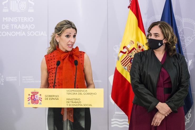 A vicepresidenta terceira e ministra de Traballo e Economía Social, Yolanda Díaz (i), e a alcaldesa de Barcelona, Ada Colau (d), comparecen en rolda de prensa, despois dun encontro de traballo no Ministerio de Traballo e Economía Social, a 25 de maio. Alejandro Martínez Vélez - Europa Press / Europa Press