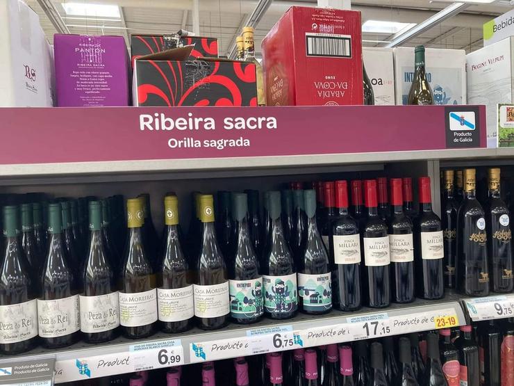 Cartel de viños "Orilla sagrada" nun supermercado Carrefour da Coruña/Twitter-@nelaguinho