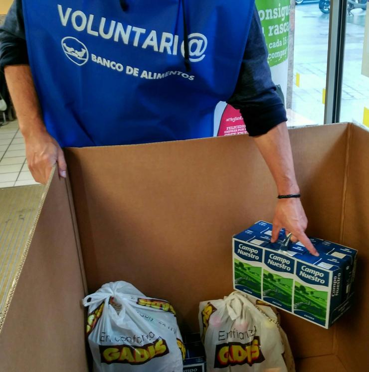 Unha persoa voluntaria do Banco de Alimentos de Vigo recolle alimentos doados.. BANCO DE ALIMENTOS DE VIGO