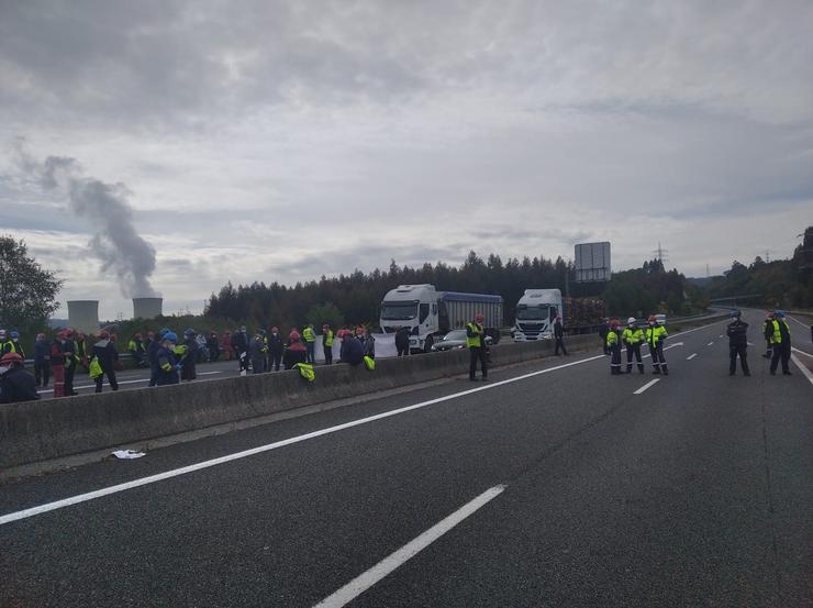 Os operarios de Endesa nas Pontes cortan a autovía AG-64 que une Ferrol e Vilalba para demandar "garantías de emprego" / Arquivo