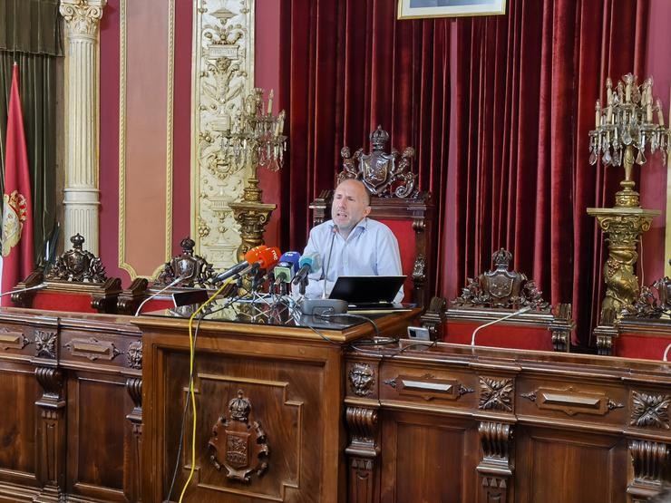 Gonzalo Pérez Jácome en rolda de prensa. 