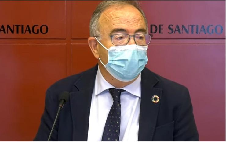 O alcalde de Santiago, Xosé Sánchez Bugallo, en rolda de prensa. CAPTURA 