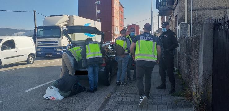 Rexistro policial no marco dun operativo contra o 'menudeo' de drogas en Vigo.