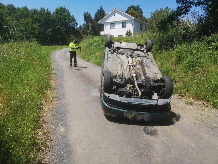 Un vehículo envorcou tras un accidente. GARDA CIVIL