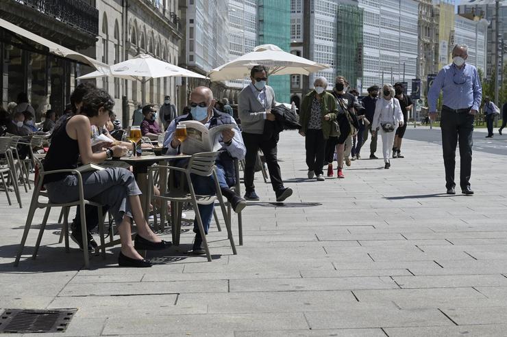 Un grupo de persoas charla na terraza dun local de hostalaría da Coruña. M. DYLAN 