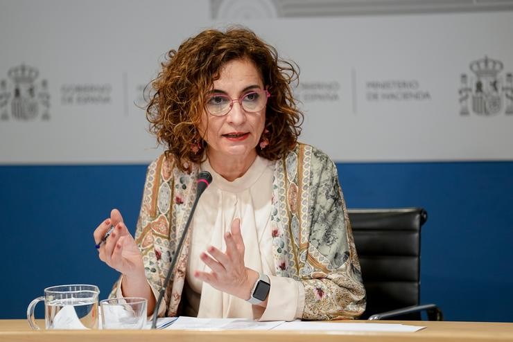 A ministra de Facenda, María Jesús Montero, durante a presentación das proxeccións de déficit incluídas no Programa de Estabilidade 2021-2024, na sede do Ministerio, a 30 de abril de 2021, en Madrid (España). Cada mes de abril, os estados o meu. A. Pérez Meca - Europa Press